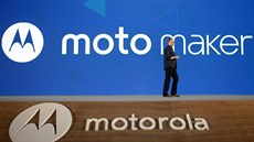 Šéf Motoroly Rick Osterloh na snímku z loňského ledna, kde vedle sebe stojí... Šéf Motoroly Rick Osterloh na snímku z loňského ledna, kde vedle sebe stojí...