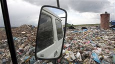 Nákladní automobil na skládce v pražských Ďáblicích Nákladní automobil na skládce v pražských Ďáblicích