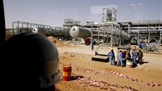 Ropná rafinérie společnosti Aramco v saúdskoarabské poušti asi 160 kilometrů... Ropná rafinérie společnosti Aramco v saúdskoarabské poušti asi 160 kilometrů...