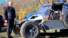 Trénink na Dakar. Josef Macháček při testování své buginy v Milovicích. Rallye... Trénink na Dakar. Josef Macháček při testování své buginy v Milovicích. Rallye...