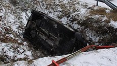 Automobil skonil v koryt potoka poblí centra obce Lukoveek na Zlínsku. (2....