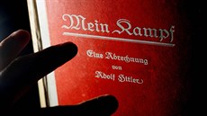 Původní vydání Hitlerova spisu Mein Kampf z roku 1925. Původní vydání Hitlerova spisu Mein Kampf z roku 1925.