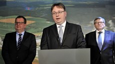 Zleva ministr průmyslu a obchodu Jan Mládek, finanční ředitel ČEZ Martin Novák... Zleva ministr průmyslu a obchodu Jan Mládek, finanční ředitel ČEZ Martin Novák...