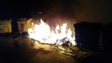 V noci na sobotu shořelo ve Velkém Meziříčí třináct kontejnerů na odpad.... V noci na sobotu shořelo ve Velkém Meziříčí třináct kontejnerů na odpad....