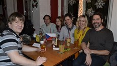 Lidé z celého světa se v pražském baru navzájem učí cizí jazyky. Lidé z celého světa se v pražském baru navzájem učí cizí jazyky.