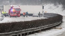 Na dálnici D5 na Tachovsku boural autobus, dva kamiony a dodávka. Cestující se... Na dálnici D5 na Tachovsku boural autobus, dva kamiony a dodávka. Cestující se...