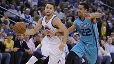 Stephen Curry (vlevo) z Golden State se snaží obejít Briana Robertse z... Stephen Curry (vlevo) z Golden State se snaží obejít Briana Robertse z...