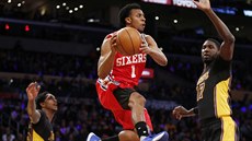 Ish Smith z Philadelphie prolétává mezi Louem Williamsem (vlevo) a Royem...