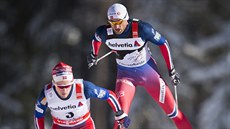 Didrik Tönseth (vlevo) a Petter Northug bhem tetí etapy Tour de Ski.