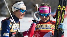 Ingvild Flugstad Östbergová (vlevo) ve třetí etapě Tour de Ski vyhrála, Therese... Ingvild Flugstad Östbergová (vlevo) ve třetí etapě Tour de Ski vyhrála, Therese...