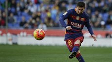 Lionel Messi v akci v duelu s městským rivalem Espaňolem Lionel Messi v akci v duelu s městským rivalem Espaňolem