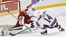 Americký hokejista Scott Eansor pekonává eského gólmana Alee Stezku.
