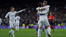 BÍLÁ RADOST. Fotbalisté Realu Madrid slaví gól v zápase s La Coruou.