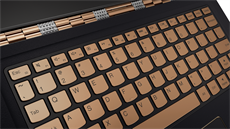 Notebook Lenovo Yoga 900s má barevn sladný kloub i klávesnici.