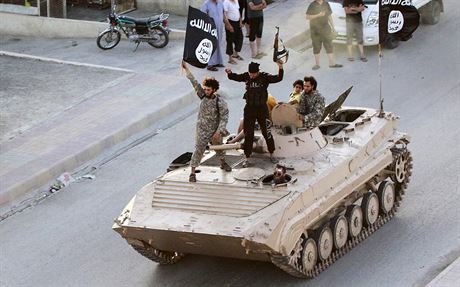 Bojovníci Islámského státu projídjí syrským mstem Rakká.