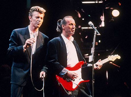 David Bowie a Adrian Belew na turné Souond+Vision v roce 1990