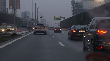 Na ulici 5. kvtna se dá jezdit 80 km/h, leckteí idii si to ale stále neuvdomují a jezdí pomalu. 