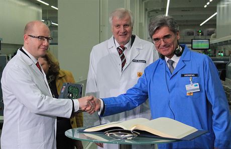 Premiér Bohuslav Sobotka (vlevo) si 13. ledna 2016 prohlédl závod Siemens v...
