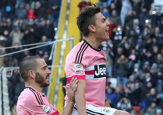 Paulo Dybala (vpravo) z Juventusu slaví promnnou penaltu.