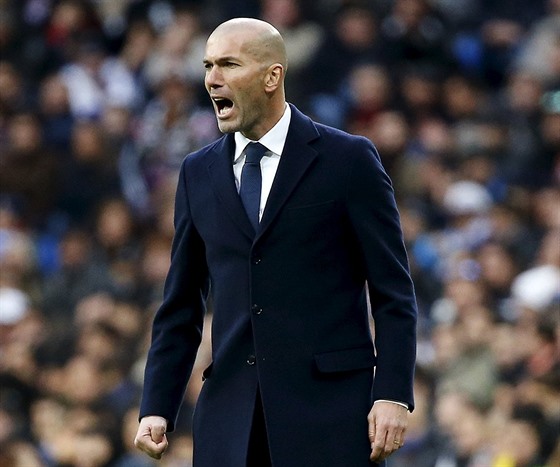Zinedine Zidane dává pokyny fotbalistm Realu Madrid.