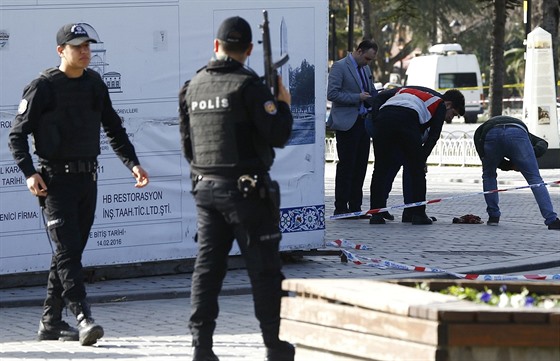 Turetí policisté pracují v míst exploze, která otásla istanbulským námstím...