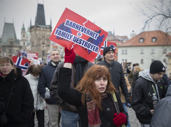 Úastníci demonstrace proti postupm Barnevernu pochodovali Prahou