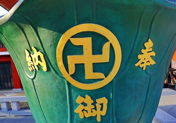 Svastika na váze v buddhistickém chrámu v Tokiu