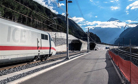 Vlaková souprava ICE ped severním portálem Gotthardského tunelu v centrálním...