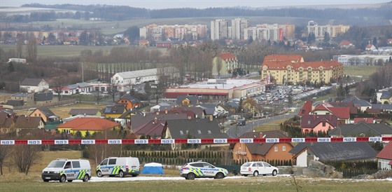 Poheovanou dívku nali policisté nad novými rodinnými domky u lokality...