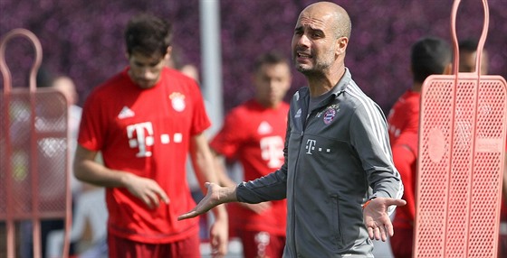 Josep Guardiola bhem tréninku Bayernu Mnichov na soustední v Kataru.