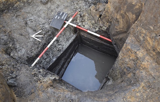 Pohled na sedm tisíc let starou pravkou studnu, kterou archeologové nali u Uniova na Olomoucku.