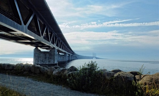 Dálniní a elezniní most pes úinu Öresund.