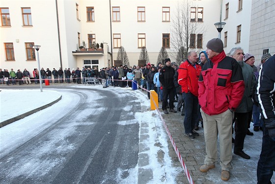 I loni se tvoila obrovská fronta ped krajským úadem v Jihlav, kdy se...