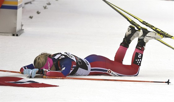 Vyerpaná Therese Johaugová v cíli závrené etapy Tour de Ski.