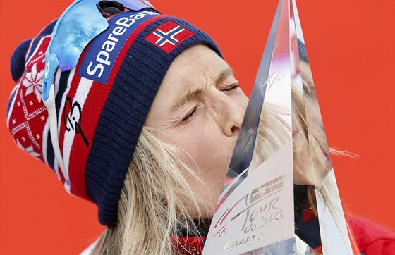 Therese Johaugová líbá trofej pro vítzku Tour de Ski.