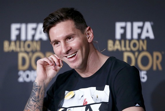 Lionel Messi se smje na tiskové konferenci.