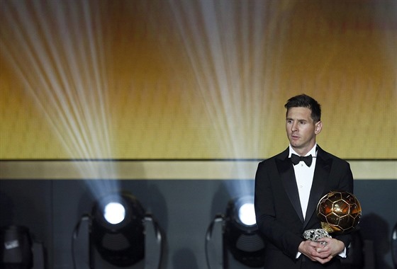 Lionel Messi zná trofej pro nejlepího fotbalistu svta velmi dobe.