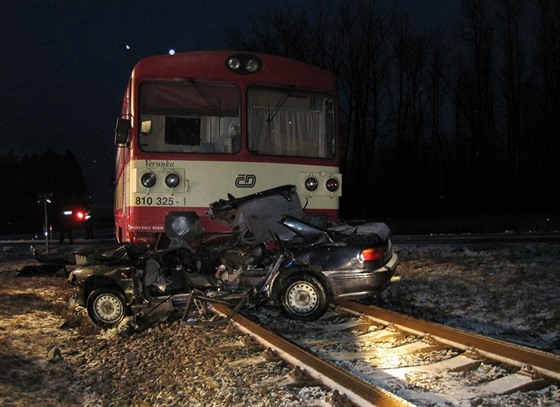 Tragická sráka vlaku s autem u Rokytnice v Orlických horách (13.1.2015).