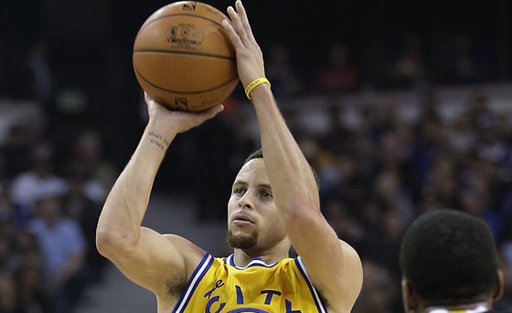 Stephen Curry z Golden State stílí na ko Sacramenta.