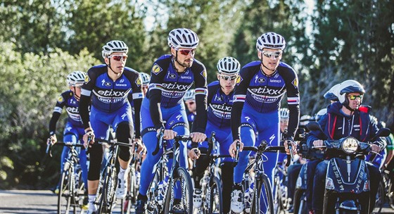 Jezdci týmu Etixx-Quickstep pi tréninku ped sezonou