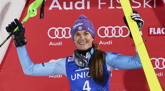 árka Strachová se raduje z druhého místa ve slalomu ve Flachau.