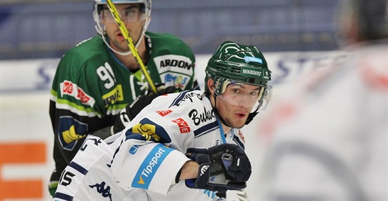 Vítkovický Petr Strapá (v popedí) v zápase s Karlovými Vary.