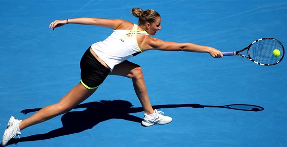 eská tenistka Karolína Plíková v duelu 1. kola Australian Open s Francouzkou...