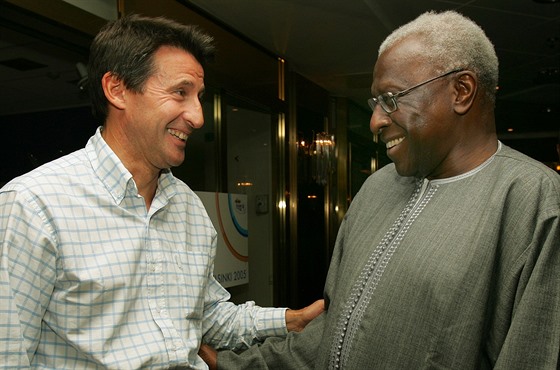 Sebastian Coe (vlevo) a Lamine Diack na archivním snímku