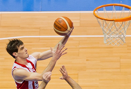 Pardubický basketbalista Viktor Plpán donáí mí do ostravského koe.