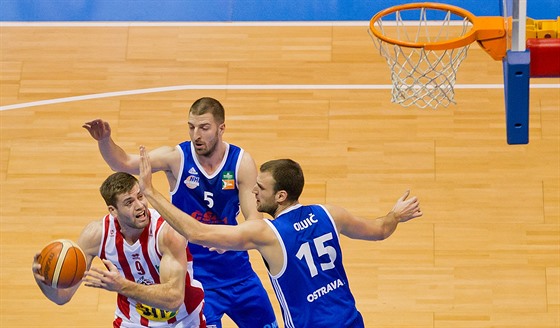 Pardubický basketbalista Kamil vrdlík (vlevo) se tlaí k ostravskému koi,...