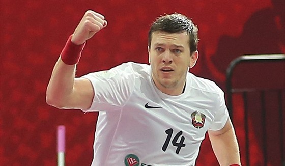 Bloruský házenká Sergej Rutnka slaví gól.
