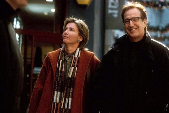 Alan Rickman s Emmou Thompsonovou ve filmu Láska nebeská (2003)
