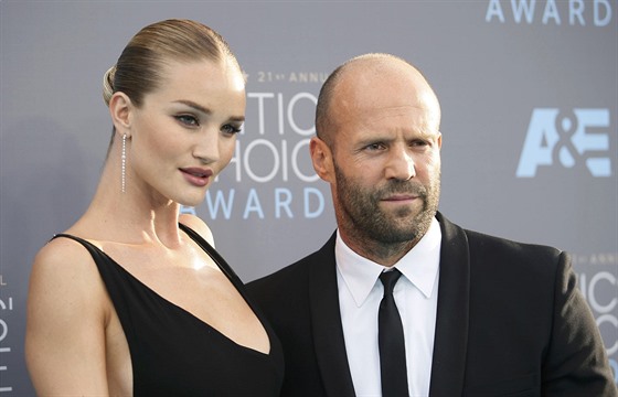 Rosie Huntington-Whiteleyová a Jason Statham (Santa Monica, 17. ledna 2016)