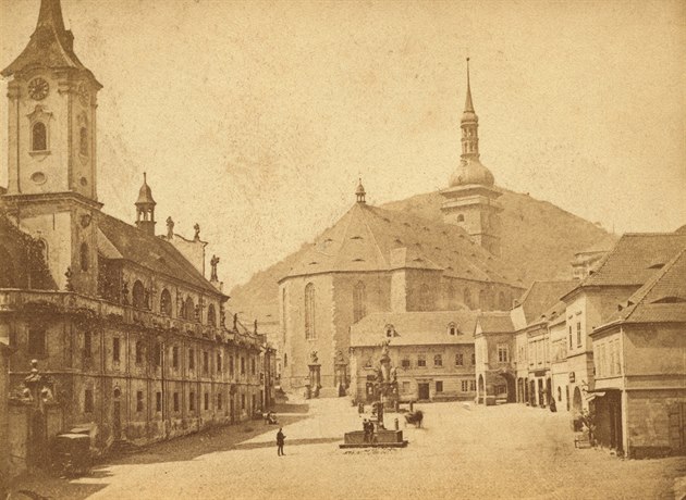 Námstí v Most, v pozadí Hnvín, kolem roku 1875. Fotografická vizitka od...